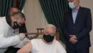 الرئيس الفلسطيني يتلقى جرعة لقاح كورونا