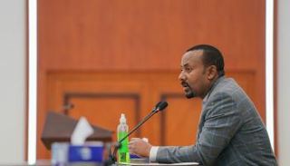 رئيس الوزراء الإثيوبي، خلال لقائه مع قادة الجيش