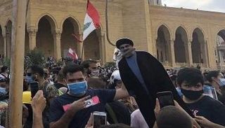 متظاهرون يشنقون مجسم لنصرالله في بيروت- أرشيفية
