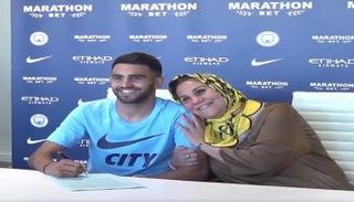 رياض محرز مع والدته