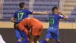 هجوم ومشادة.. عمر السومة في مرمى الجماهير بسبب "أسوأ أهلي"