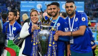 رياض محرز مع والدته