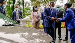 آبي أحمد يتسلم أول سيارة كهربائية تم تجميعها في إثيوبيا- أرشيف