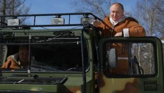 الرئيس الروسي ووزير دفاعه خلال رحلة في سيبيريا - رويترز