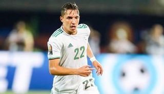 إسماعيل بن ناصر لاعب وسط منتخب الجزائر