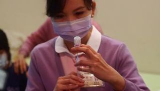 ممرضة تحضر جرعة من لقاح أسترازينيكا