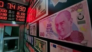 الليرة التركية تنخفض 17% مقابل الدولار بعد إقالة محافظ البنك المركزي