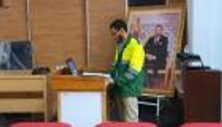 باحث مغربي يناقش الدكتوراه بملابس عمال النظافة.. ما السبب؟