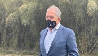 وزير الخارجية الروسي يرتدي كمامة كورونا المثيرة للجدل