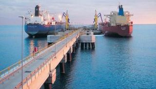 سفينتان تنقلان النفط من أحد الموانئ التركية