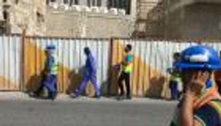 أزمة عمال مونديال 2022 تعود للواجهة.. مطالبات للفيفا ورد قطري