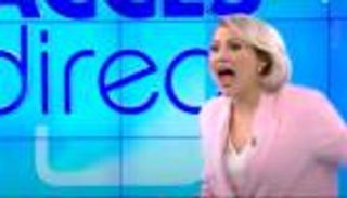 فيديو.. امرأة عارية تخترق استديو وتهاجم مذيعة على الهواء