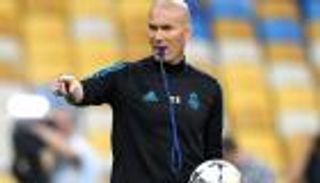 كلاسيكو على الخط.. برشلونة يزاحم ريال مدريد لخطف خليفة زيدان