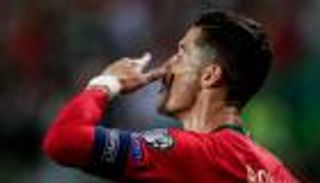 8 أهداف تفصل كريستيانو رونالدو "الدولي" عن لقب تاريخي