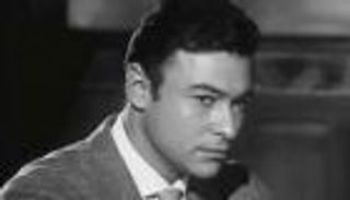 تزوّج إحداهن 17 يوما.. 3 نساء في حياة أحمد رمزي