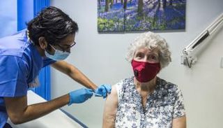 سيدة تتلقى تطعيم كورونا