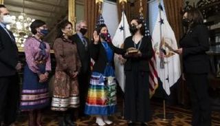 ديب هالاند أثناء أداء القسم أمام هاريس - الجارديان