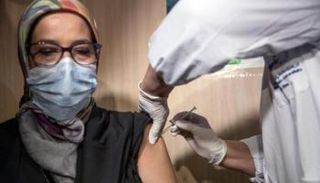 مغربية تتلقى لقاح كورونا