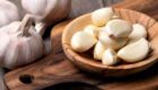 4 فوائد مذهلة لوضع الثوم تحت وسادة النوم