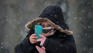 سيدة أمريكية ترتدي الكمامة للوقاية من فيروس كورونا في نيويورك