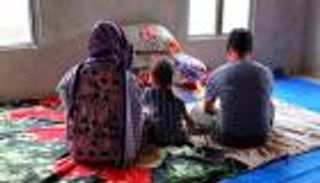 بالصور.. رحلة فرار عائلة من جحيم "انقلاب ميانمار"