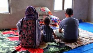 العائلة الهاربة من العنف في ميانمار - سي إن إن