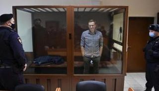 المعارض الروسي أليكسي نافالني خلال محاكمته