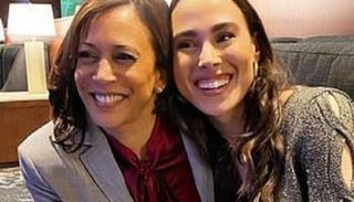 مينا هاريس وخالتها نائبة الرئيس الأمريكي كامالا هاريس