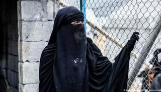 سيدة في أحد  معسكرات اعتقال الدواعش شمالي سوريا - أرشيفية