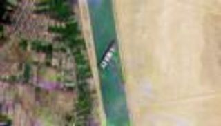 الخطة الكاملة لحل أزمة قناة السويس.. كيف يتم إنقاذ السفينة الجانحة؟