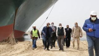 جانب من عمليات تعويم السفينة الجانحة