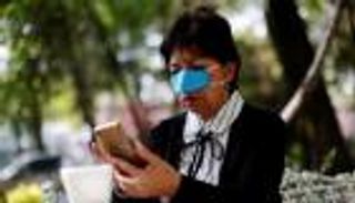 فيديو.. أحدث "تقاليع" كورونا.. كمامات للأنف أثناء تناول الطعام