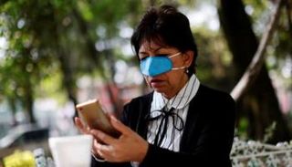 سيدة ترتدي كمامة للأنف فقط