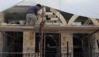 ترميم مبنى بأحد أحياء بيروت