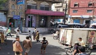 محيط موقع انفجار العبوة الناسفة بتعز