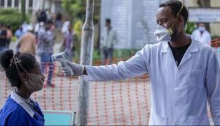 عامل صحي يقيس درجة حرارة فتاة في إثيوبيا (أرشيفية)