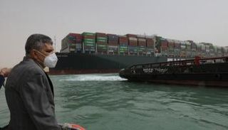 رئيس هيئة قناة السويس يتابع عملية تعويم السفينة الجانحة