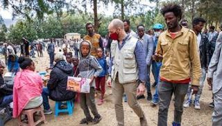 أحد مسؤولي اليونيسف يزور النازحين في بلدة أديغرات بإقليم تيجراي