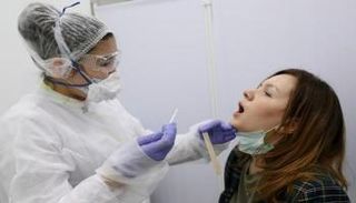 سيدة تخضع لاختبار فيروس كورونا- أرشيفية