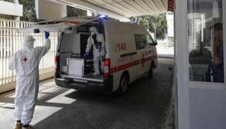 فريق طبي في لبنان يستعد لإسعاف أحد مصابي كورونا