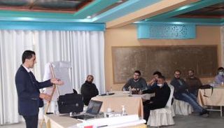 تدريب مشاركين على الرقابة على الانتخابات بغزة