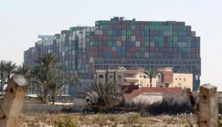 صورة عن قرب للسفينة الجانحة.. رويترز