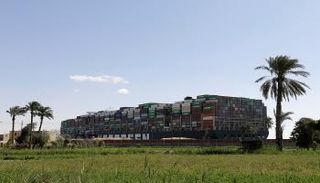 ناقلة الحاويات 