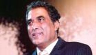 ذكرى وفاة أحمد زكي.. صور من حياة الإمبراطور "الغائب الحاضر"