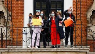 وقفة احتجاجية بمدرسة بريطانية رفضا لثقافة اغتصاب التلاميذ