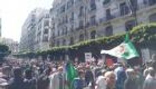 ساطور وأجنبي وسط مسيرة.. تطورات ملفتة بحراك الجزائر