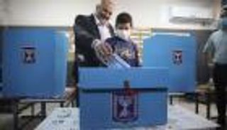 منصور عباس.. من "منشق" عن الإخوان إلى "منقذ" في إسرائيل