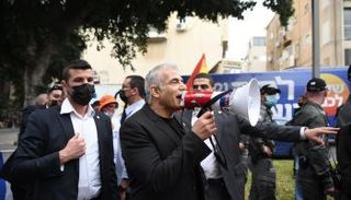 لابيد يتحدث خلال الانتخابات