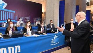 الرئيس الإسرائيلي في قاعة لجنة الانتخابات-أرشيفية