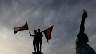 متظاهرون سودانيون أثناء الاحتجاجات ضد نظام عمر البشير